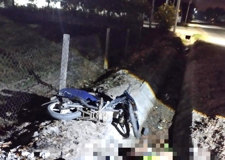 Nghi vấn hai thanh niên đi xe máy lao xuống cống thoát nước, tử vong trên QL55- Ảnh 1. Nghi vấn hai thanh niên đi xe máy lao xuống cống thoát nước, tử vong trên QL55- Ảnh 1.