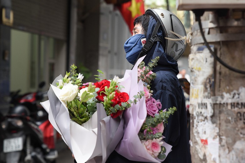 Người d&acirc;n xếp h&agrave;ng thắp hương cho c&aacute;c nạn nh&acirc;n vụ ch&aacute;y ở Trung K&iacute;nh- Ảnh 6.