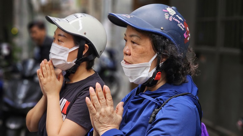 Người d&acirc;n xếp h&agrave;ng thắp hương cho c&aacute;c nạn nh&acirc;n vụ ch&aacute;y ở Trung K&iacute;nh- Ảnh 7.