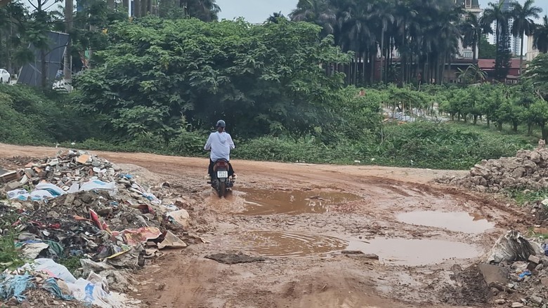 Cận cảnh đường gom xuống cấp, chi ch&iacute;t biển b&aacute;o đường cụt tr&ecirc;n cao tốc H&agrave; Nội - Bắc Giang- Ảnh 4.