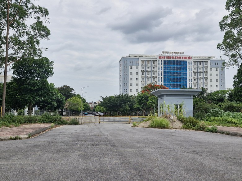 Cận cảnh đường gom xuống cấp, chi ch&iacute;t biển b&aacute;o đường cụt tr&ecirc;n cao tốc H&agrave; Nội - Bắc Giang- Ảnh 10.