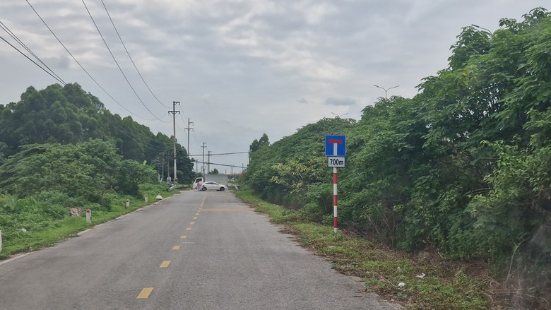 Cận cảnh đường gom xuống cấp, chi ch&iacute;t biển b&aacute;o đường cụt tr&ecirc;n cao tốc H&agrave; Nội - Bắc Giang- Ảnh 6.