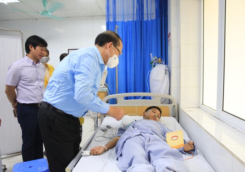 Người d&acirc;n xếp h&agrave;ng thắp hương cho c&aacute;c nạn nh&acirc;n vụ ch&aacute;y ở Trung K&iacute;nh- Ảnh 14.