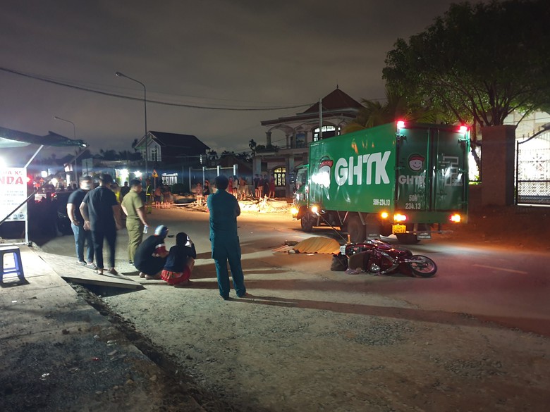 Xe tải va chạm xe m&aacute;y, người phụ nữ tử vong tại chỗ- Ảnh 1.