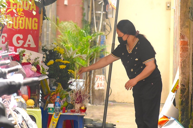 Người d&acirc;n xếp h&agrave;ng thắp hương cho c&aacute;c nạn nh&acirc;n vụ ch&aacute;y ở Trung K&iacute;nh- Ảnh 2.