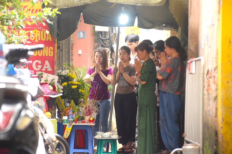 Người d&acirc;n xếp h&agrave;ng thắp hương cho c&aacute;c nạn nh&acirc;n vụ ch&aacute;y ở Trung K&iacute;nh- Ảnh 4.