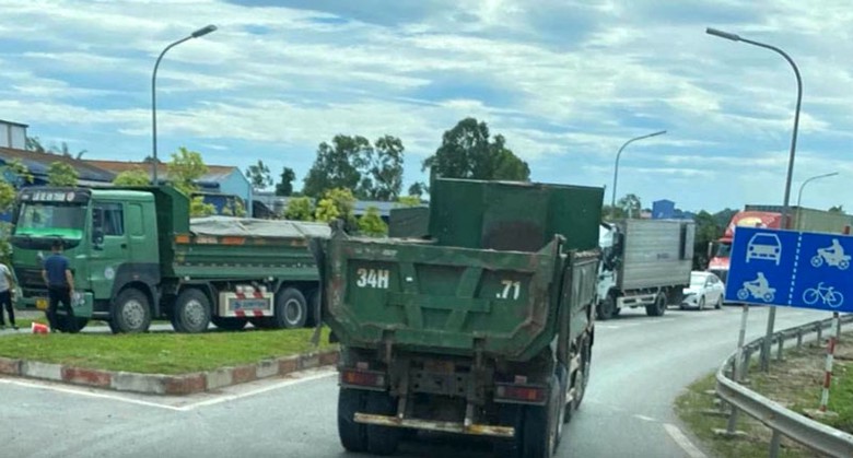 Hai người đ&agrave;n &ocirc;ng điều khiển xe m&aacute;y nằm bất tỉnh sau khi bị cuốn v&agrave;o gầm &ocirc; t&ocirc; tải.