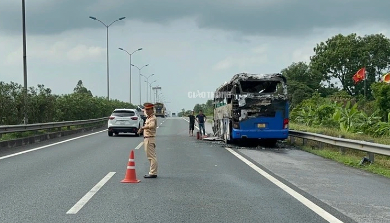 Truy nguyên nhân liên tiếp cháy xe khách- Ảnh 1. Truy nguyên nhân liên tiếp cháy xe khách- Ảnh 1.
