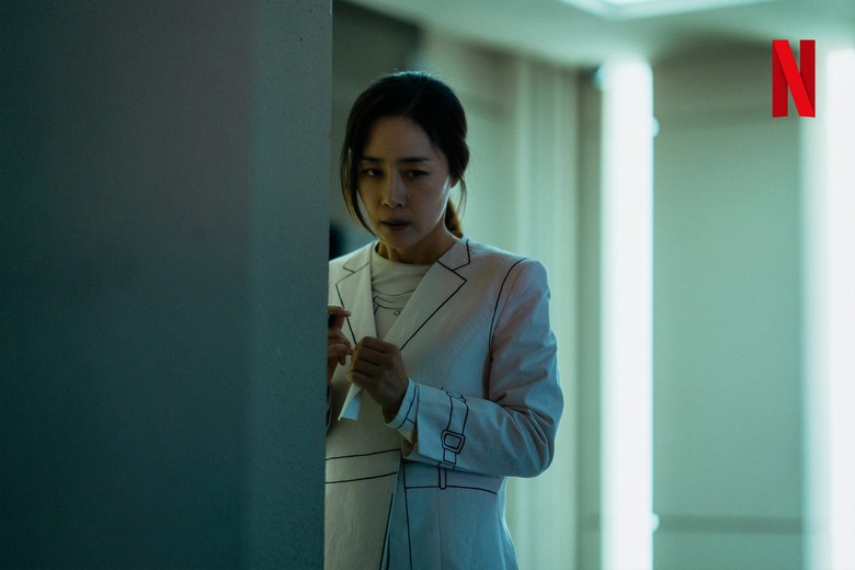 Người tầng 5 (Moon Joeng Hee) được gọi là "Đức mẹ từ bi". Người tầng 5 (Moon Joeng Hee) được gọi là "Đức mẹ từ bi".