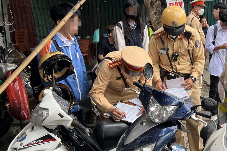 Bị CSGT bắt lỗi, học sinh ở Hà Nội khai gian tuổi để xin bỏ qua- Ảnh 1. Bị CSGT bắt lỗi, học sinh ở Hà Nội khai gian tuổi để xin bỏ qua- Ảnh 1.