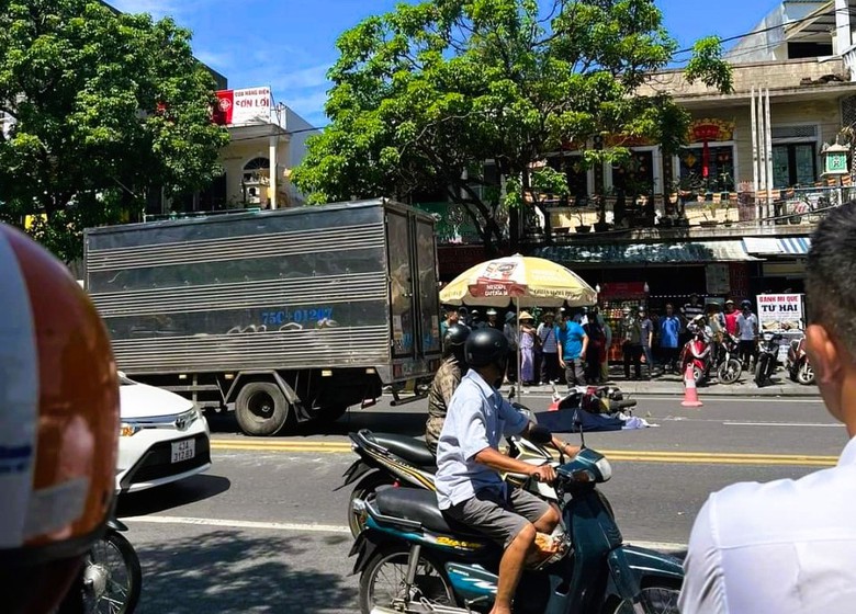 Va chạm xe tải c&ugrave;ng chiều, một phụ nữ ở Huế tử vong- Ảnh 1.