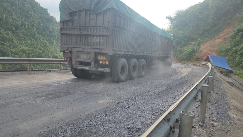 Quảng Trị: Xe chở than đ&aacute; &ldquo;khủng&rdquo; ph&aacute; đường, uy hiếp cầu- Ảnh 1.