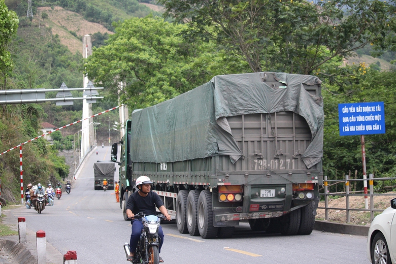 Quảng Trị: Xe chở than đ&aacute; &ldquo;khủng&rdquo; ph&aacute; đường, uy hiếp cầu- Ảnh 2.