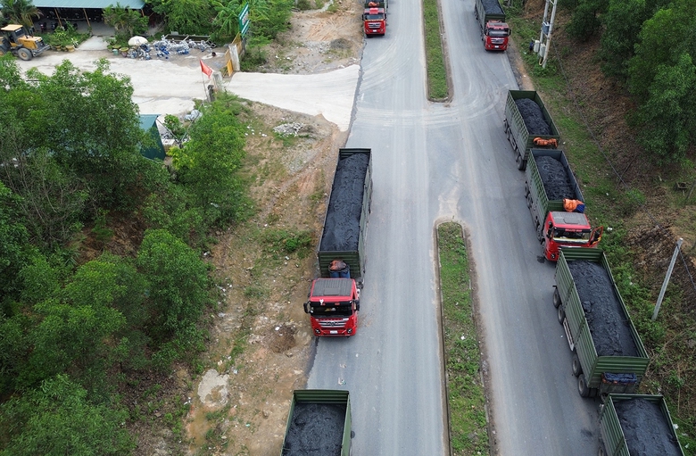 Quảng Trị: Xe chở than đ&aacute; &ldquo;khủng&rdquo; ph&aacute; đường, uy hiếp cầu- Ảnh 3.