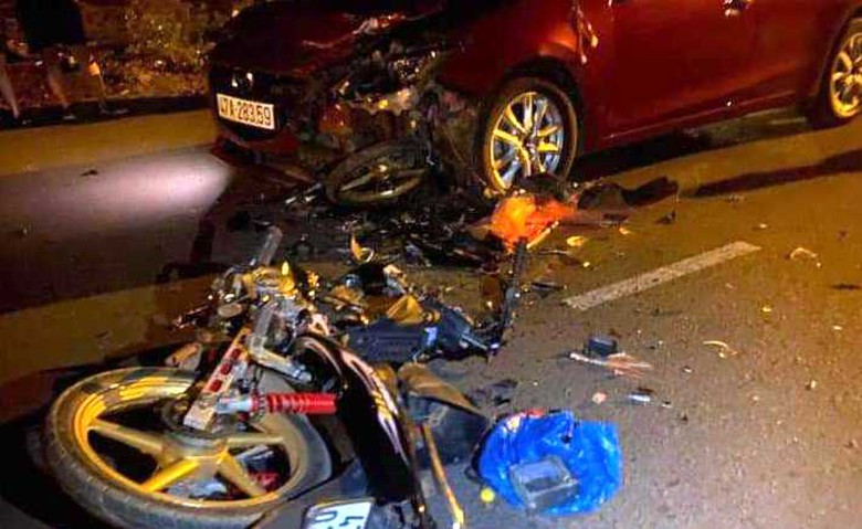 T&ocirc;ng v&agrave;o đầu &ocirc; t&ocirc;, nam sinh đi xe m&aacute;y tử vong- Ảnh 1.