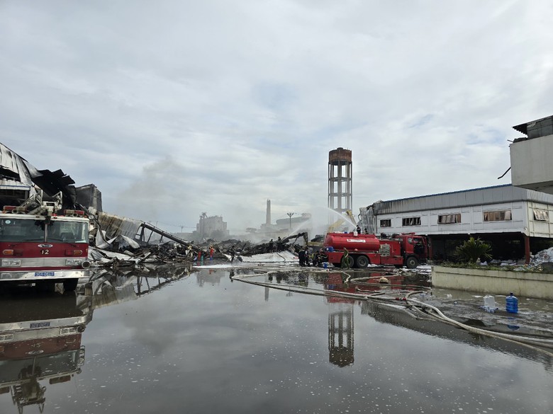 Nh&agrave; kho trong khu c&ocirc;ng nghiệp ở Ninh B&igrave;nh bốc ch&aacute;y ng&ugrave;n ngụt- Ảnh 3.