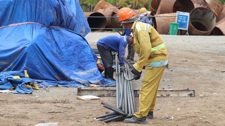 Rộn vang tiếng m&aacute;y tr&ecirc;n c&ocirc;ng trường cầu Đại Ng&atilde;i 2- Ảnh 8.