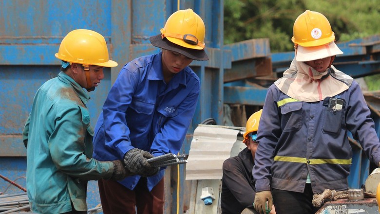 Rộn vang tiếng m&aacute;y tr&ecirc;n c&ocirc;ng trường cầu Đại Ng&atilde;i 2- Ảnh 9.