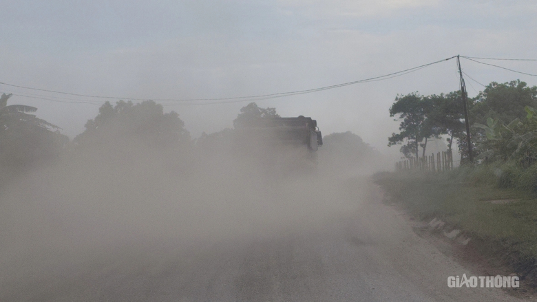 Ph&uacute; Thọ: Người tham gia giao th&ocirc;ng bất an v&igrave; bụi m&ugrave; mịt- Ảnh 1.