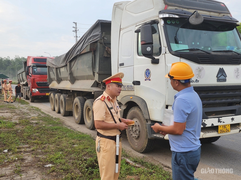 Ph&uacute; Thọ: Người tham gia giao th&ocirc;ng bất an v&igrave; bụi m&ugrave; mịt- Ảnh 3.