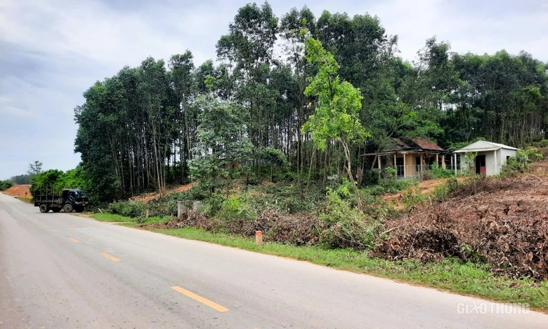 Bảo vệ thi công, bàn giao thêm mặt bằng dự án cao tốc Vạn Ninh - Cam Lộ- Ảnh 2. Bảo vệ thi công, bàn giao thêm mặt bằng dự án cao tốc Vạn Ninh - Cam Lộ- Ảnh 2.