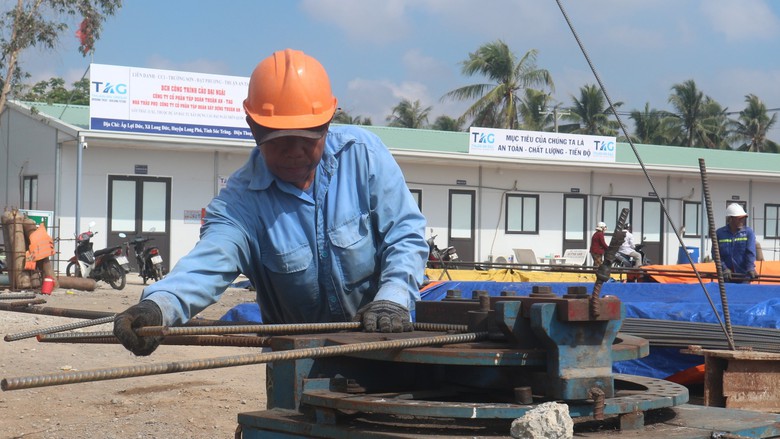 Rộn vang tiếng m&aacute;y tr&ecirc;n c&ocirc;ng trường cầu Đại Ng&atilde;i 2- Ảnh 1.