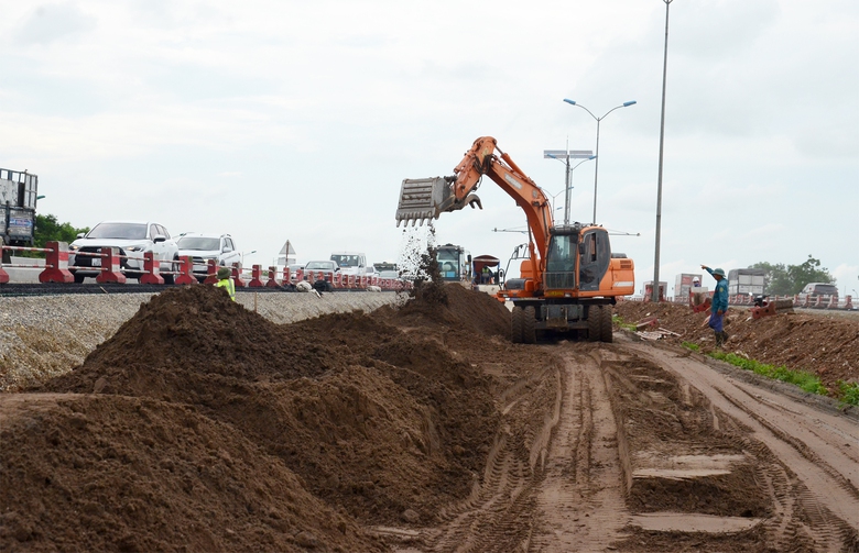 L&agrave;m ng&agrave;y, l&agrave;m đ&ecirc;m để r&uacute;t ngắn tiến độ thi c&ocirc;ng n&uacute;t giao cao tốc đa tầng 1.400 tỷ đồng- Ảnh 9.
