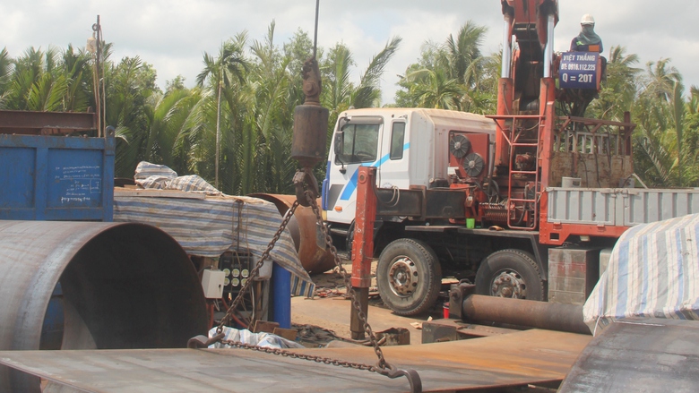 Rộn vang tiếng m&aacute;y tr&ecirc;n c&ocirc;ng trường cầu Đại Ng&atilde;i 2- Ảnh 11.