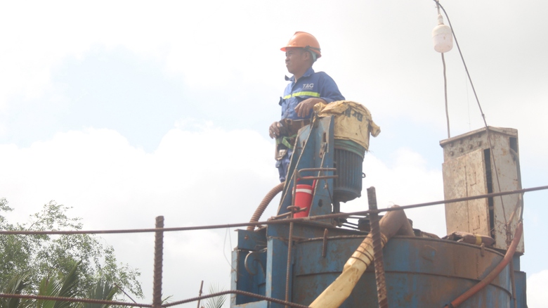 Rộn vang tiếng m&aacute;y tr&ecirc;n c&ocirc;ng trường cầu Đại Ng&atilde;i 2- Ảnh 12.