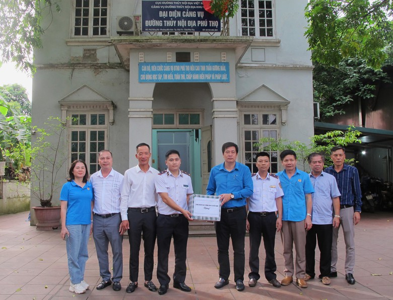 C&ocirc;ng đo&agrave;n GTVT Việt Nam tặng qu&agrave; cho người lao động nh&acirc;n Th&aacute;ng C&ocirc;ng nh&acirc;n- Ảnh 4.