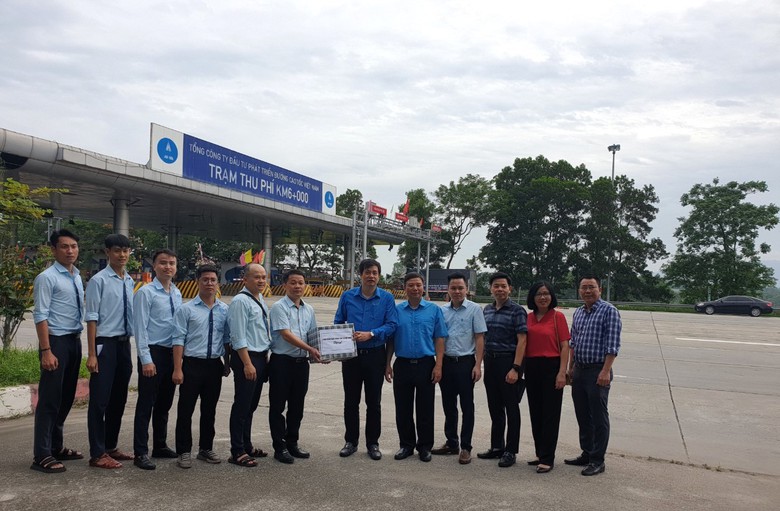C&ocirc;ng đo&agrave;n GTVT Việt Nam tặng qu&agrave; cho người lao động nh&acirc;n Th&aacute;ng C&ocirc;ng nh&acirc;n- Ảnh 1.