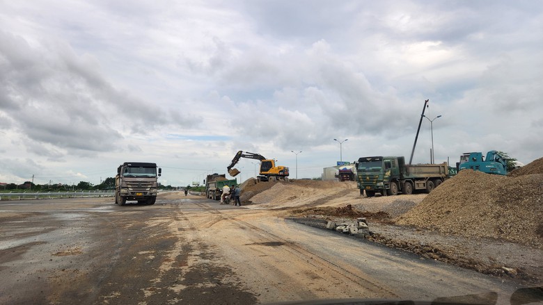 L&agrave;m ng&agrave;y, l&agrave;m đ&ecirc;m để r&uacute;t ngắn tiến độ thi c&ocirc;ng n&uacute;t giao cao tốc đa tầng 1.400 tỷ đồng- Ảnh 5.
