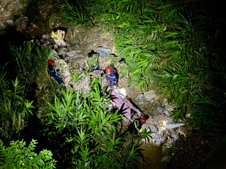 Xe tải rơi xuống vực tr&ecirc;n đường nối cao tốc Nội B&agrave;i - L&agrave;o Cai, 3 người bị thương- Ảnh 3.