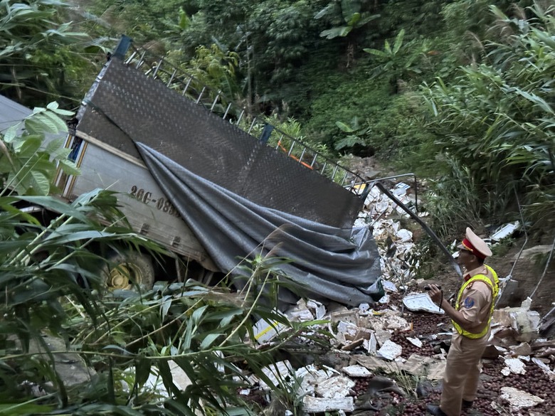Xe tải rơi xuống vực tr&ecirc;n đường nối cao tốc Nội B&agrave;i - L&agrave;o Cai, 3 người bị thương- Ảnh 2.