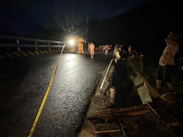 Xe tải rơi xuống vực tr&ecirc;n đường nối cao tốc Nội B&agrave;i - L&agrave;o Cai, 3 người bị thương- Ảnh 6.