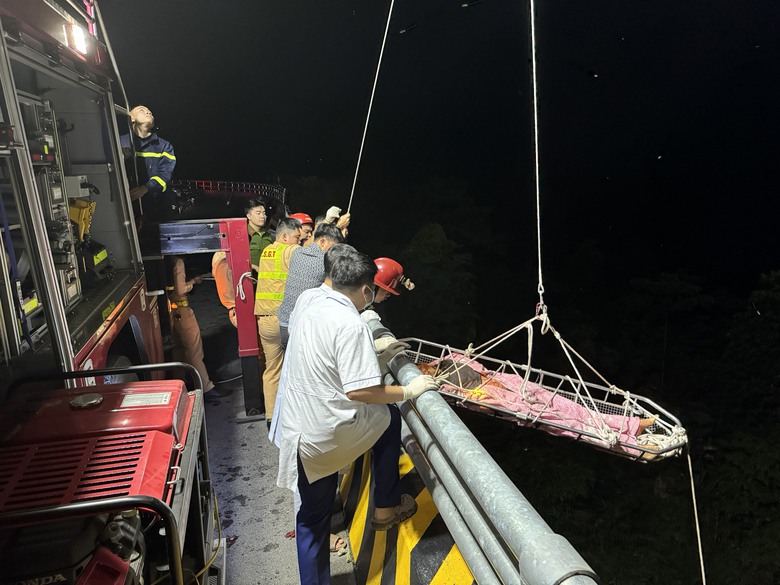 Xe tải rơi xuống vực tr&ecirc;n đường nối cao tốc Nội B&agrave;i - L&agrave;o Cai, 3 người bị thương- Ảnh 4.