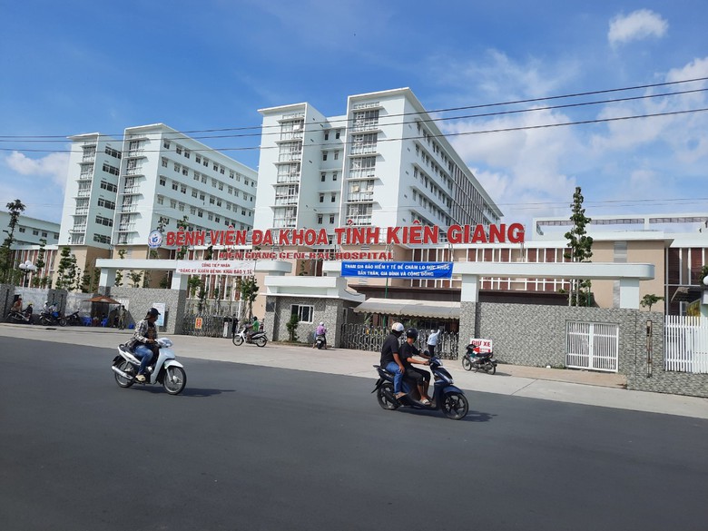 Nữ sinh lớp 6 bị xe tải t&ocirc;ng l&igrave;a đ&ocirc;i ch&acirc;n được hỗ trợ 200 triệu đồng- Ảnh 1.