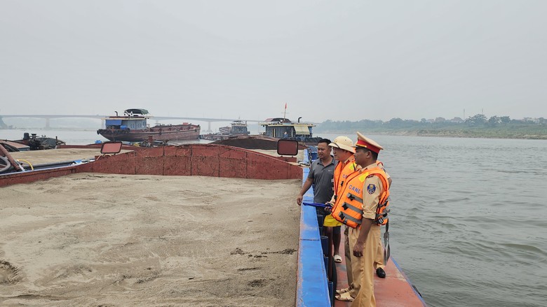 Ph&uacute; Thọ: Xử l&yacute; nghi&ecirc;m c&aacute;c vi phạm về giao th&ocirc;ng đường thủy nội địa- Ảnh 2.