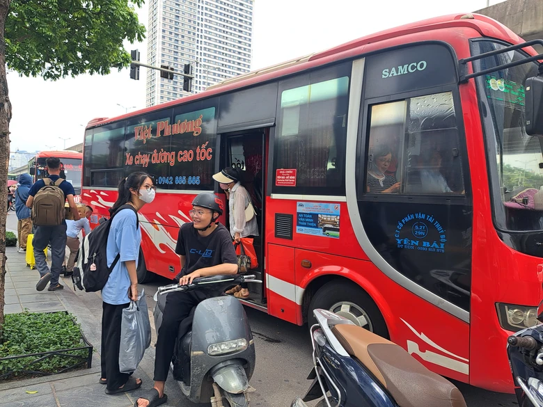 Xe d&ugrave;, bến c&oacute;c vẫn bủa v&acirc;y bến xe Mỹ Đ&igrave;nh- Ảnh 1.