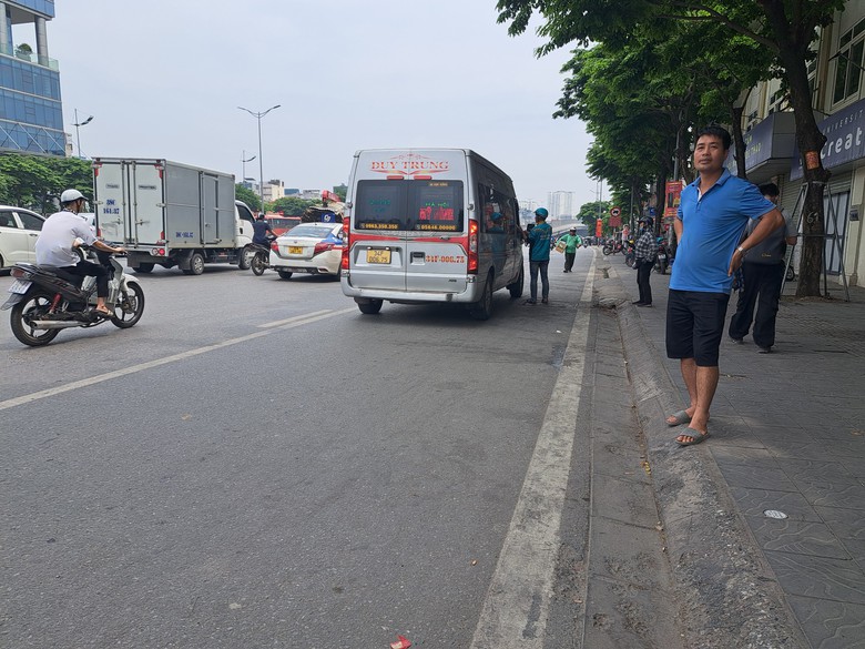 Xe d&ugrave;, bến c&oacute;c vẫn bủa v&acirc;y bến xe Mỹ Đ&igrave;nh- Ảnh 3.