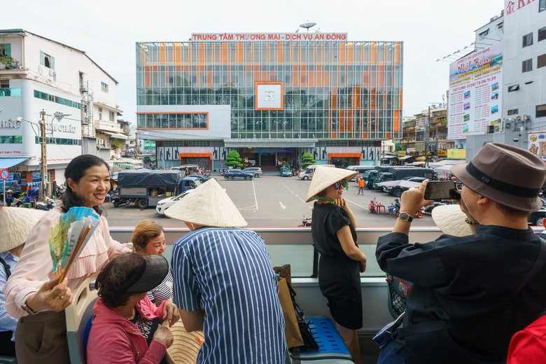 Tuyến buýt hai tầng Sài Gòn - Chợ Lớn hút khách ngày đầu hoạt động- Ảnh 4. Tuyến buýt hai tầng Sài Gòn - Chợ Lớn hút khách ngày đầu hoạt động- Ảnh 4.