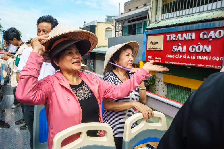 Tuyến buýt hai tầng Sài Gòn - Chợ Lớn hút khách ngày đầu hoạt động- Ảnh 8. Tuyến buýt hai tầng Sài Gòn - Chợ Lớn hút khách ngày đầu hoạt động- Ảnh 8.