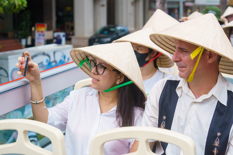 Tuyến buýt hai tầng Sài Gòn - Chợ Lớn hút khách ngày đầu hoạt động- Ảnh 11. Tuyến buýt hai tầng Sài Gòn - Chợ Lớn hút khách ngày đầu hoạt động- Ảnh 11.