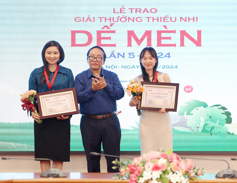 Nh&agrave; văn L&yacute; Lan nhận giải Hiệp sĩ Dế M&egrave;n- Ảnh 2.