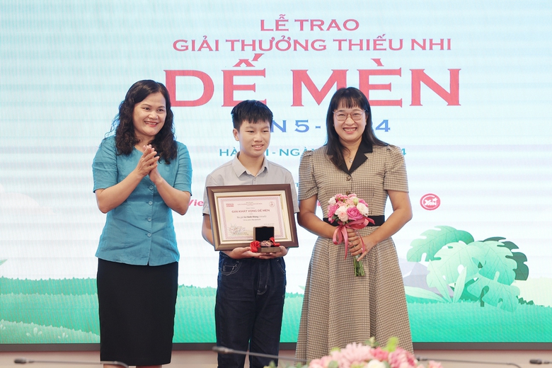 Nh&agrave; văn L&yacute; Lan nhận giải Hiệp sĩ Dế M&egrave;n- Ảnh 1.