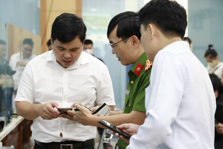 Nhiều người sập bẫy kẻ giả danh c&ocirc;ng an gọi điện lừa c&agrave;i đặt VNeID bằng đường link lạ- Ảnh 1.
