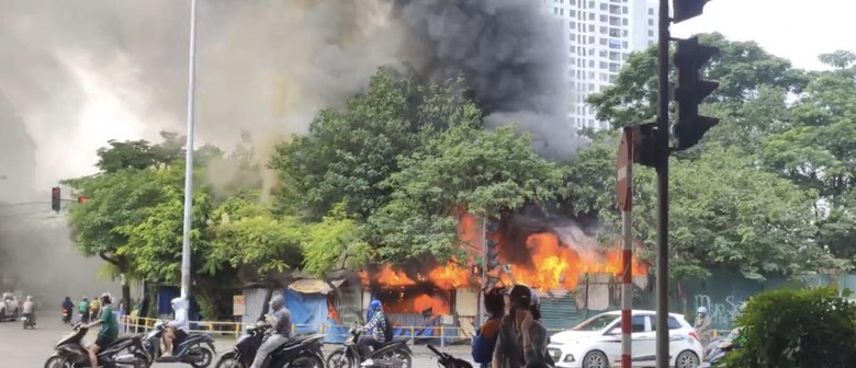 H&agrave; Nội: L&aacute;n trại ven ng&atilde; tư bốc ch&aacute;y rừng rực giữa nắng n&oacute;ng- Ảnh 1.