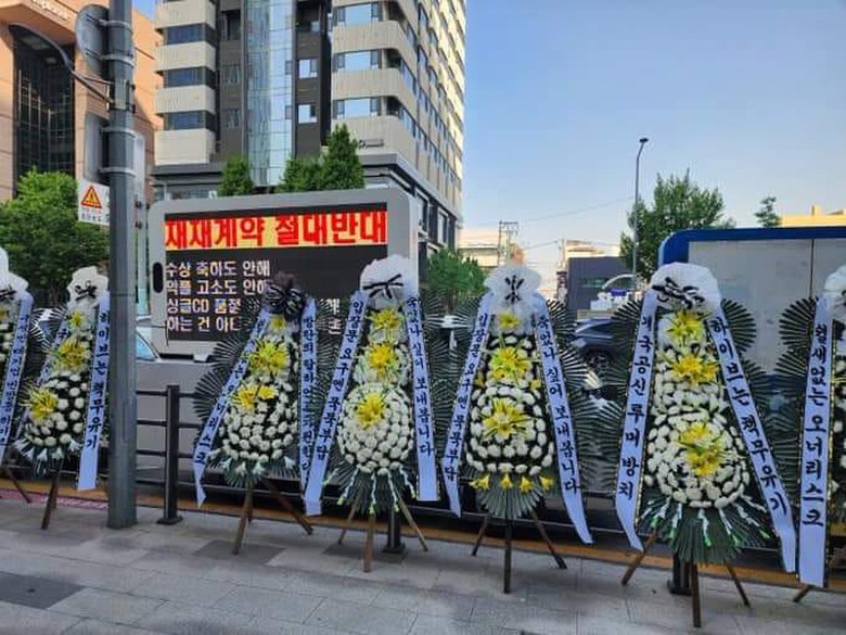 Fan cuồng gửi h&agrave;ng trăm v&ograve;ng hoa viếng đến trụ sở Tập đo&agrave;n HYBE để dằn mặt- Ảnh 3.