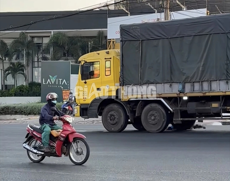 B&igrave;nh Dương: Đi r&uacute;t bảo hiểm x&atilde; hội, người phụ nữ bị xe tải t&ocirc;ng tử vong- Ảnh 1.