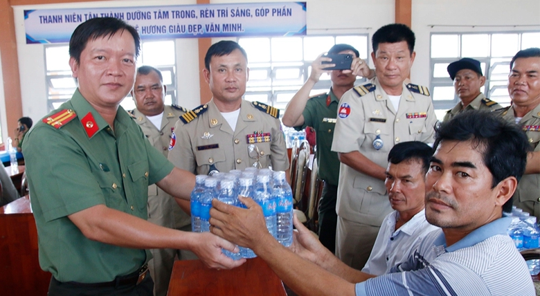 C&ocirc;ng an tỉnh Kandal v&agrave; An Giang tặng nước cho người d&acirc;n v&ugrave;ng hạn, mặn- Ảnh 2.